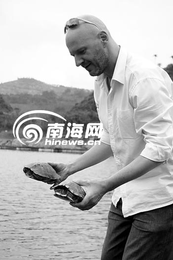 安德里亚斯来到琼海万泉湖，准备把两只乌龟放生.jpg