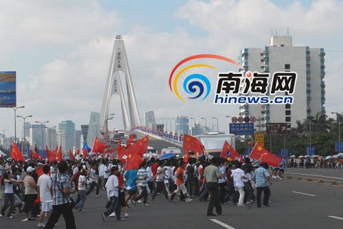 火炬手跑入海甸岛，万名市民热情欢呼。本网记者汪德芬摄w影.jpg