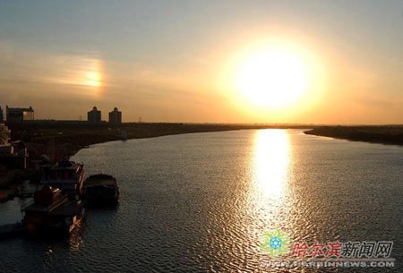 哈尔滨天空现“两个太阳”奇特景观.jpg
