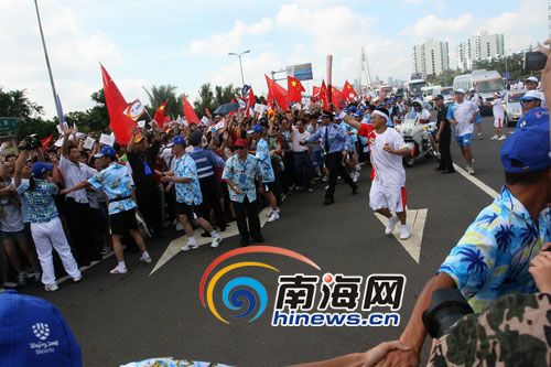 火炬手跑入海甸岛，万名市民热情欢呼。本网记者汪德芬摄影.jpg