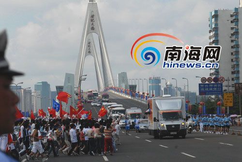 火炬手跑过世纪大桥进入海甸岛。本网记者汪德芬摄影.jpg