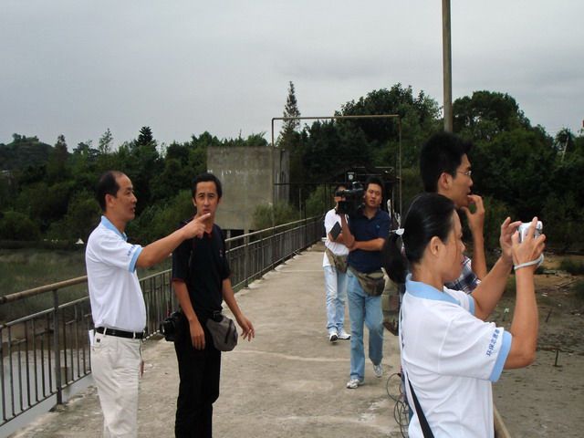志愿者在胪歧洲湿地调查.jpg