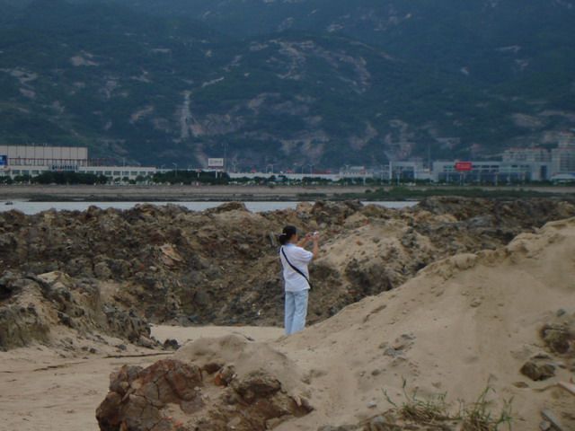 志愿者在拍照取证.jpg