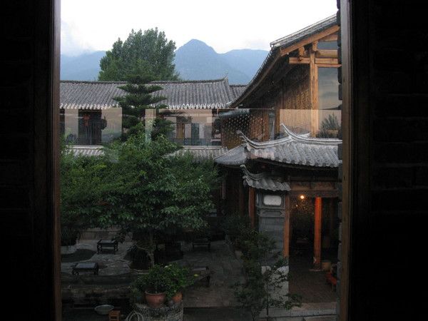 床铺的后面，是客栈的院子.jpg