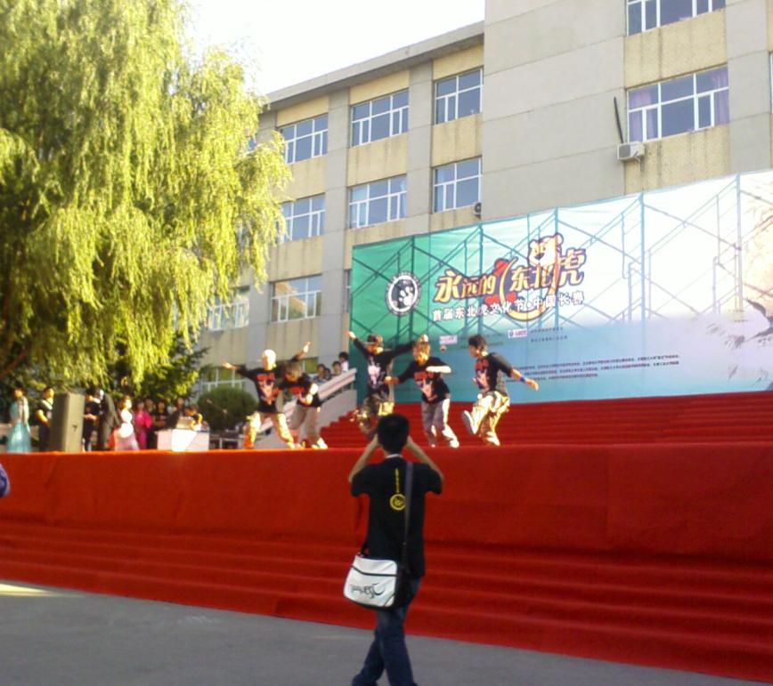 街舞表演.jpg