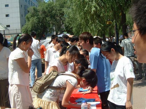 同学签名领取筷子套.jpg