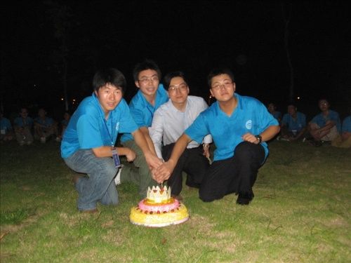 七夕节过生日的幸福人群.jpg