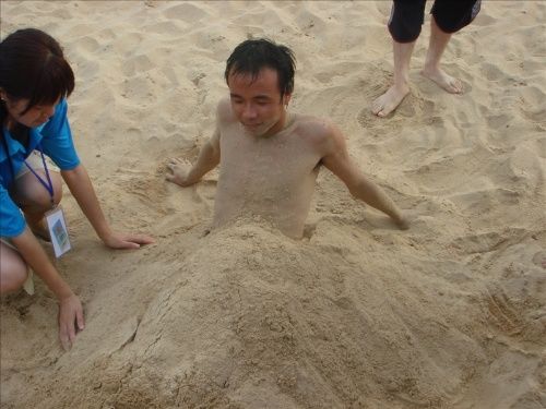 被埋的胡涂先生.jpg