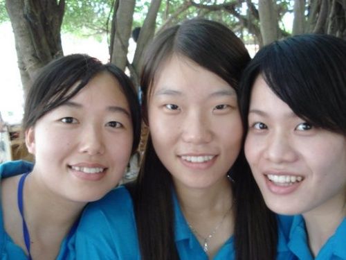 A2组三姐妹于海南师范木棉树下.jpg
