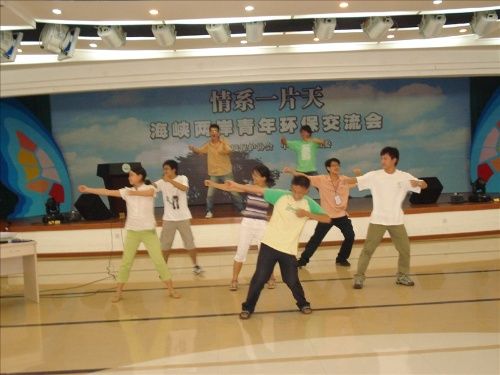 联欢会的广播体操.jpg
