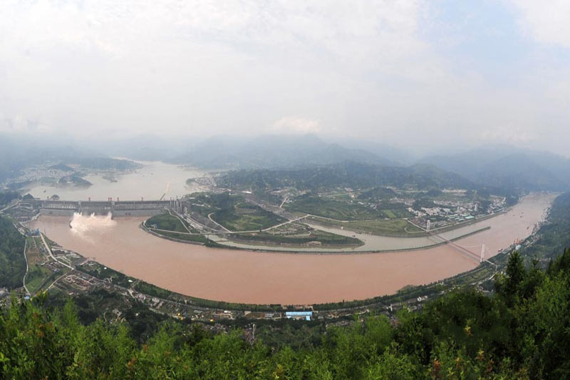 中国南方大水。2010年7月20日，长江三峡大坝发挥蓄水泄洪的作用，首次经过大规模洪峰考验