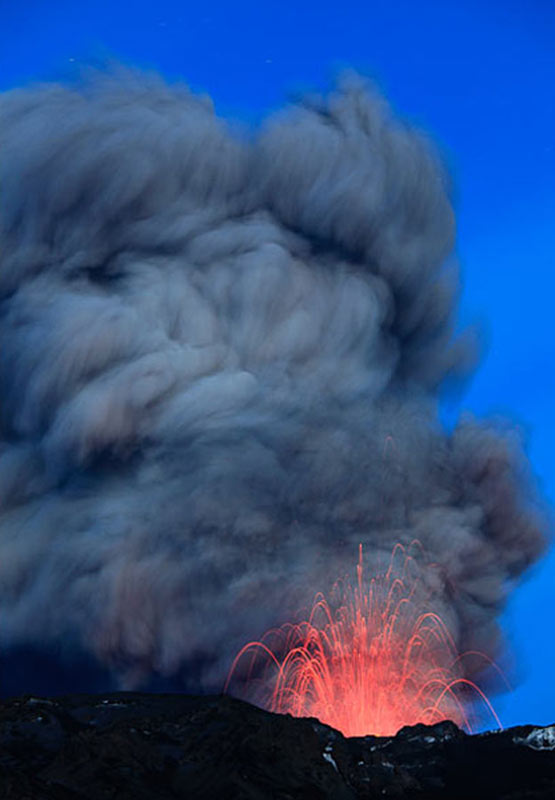2010年5月，冰岛火山爆发，喷发出来的火山灰，已经导致西班牙、加纳利群岛和摩洛哥部分地区的机场被迫关闭