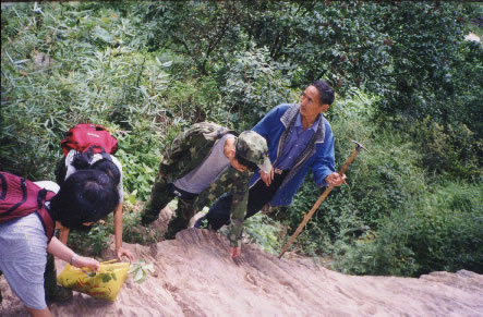 2002年暑期李继瓒老师在宁西林区带领我们实地考察