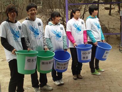 为社区居民赠送的水桶.jpg