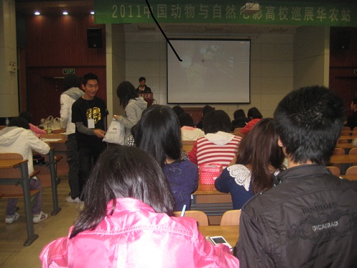 分发小礼物.JPG