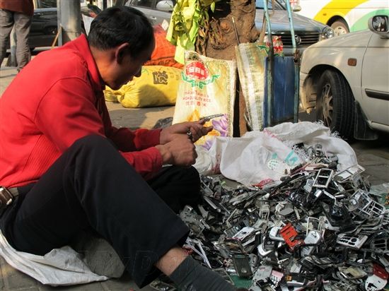 有些地方，手机的塑料外壳已经被拿掉，用其它方法回收。这种活儿没多少钱可赚，但是中国劳动力的廉价让这种