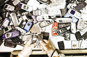 工人对废旧手机进行初步分类.jpg