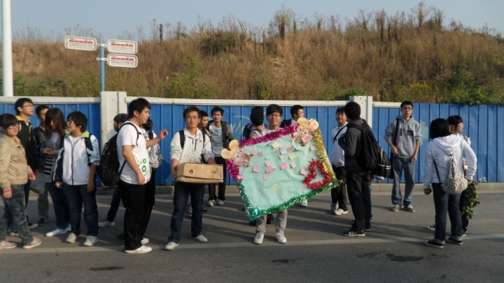 等车的队伍.jpg