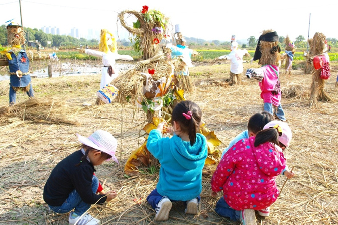 「塱原收成節」當日，小朋友們發揮他們的創意，合力裝飾稻草人。