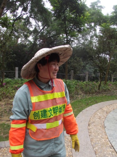 给我们讲解的园林阿姨