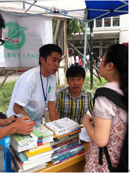 作人员热情为学生讲解