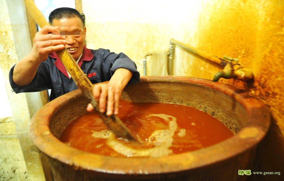 夏阁自来水厂一位负责人毫不避讳，他坦言，夏阁居喝的自来水确实是用河水勾兑的。不过，他称这也是没有办法