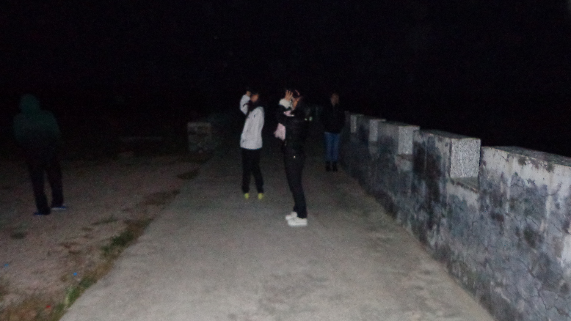 想象一下她们在看什么？