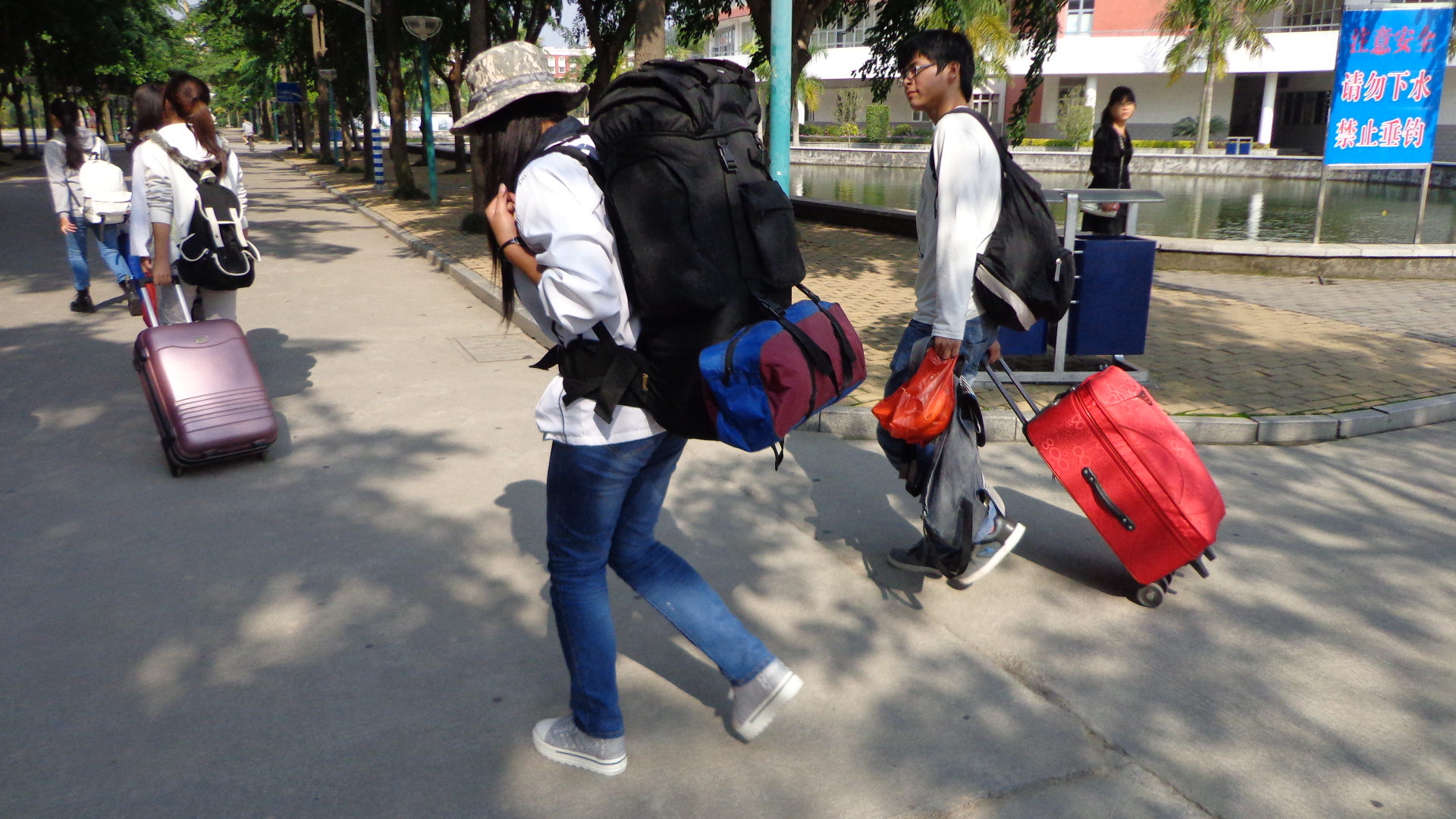 大包就这么被女生轮流背回来了，里面是一个双人帐，一个八人帐以及4个睡袋，水壶其它杂物若干。。。