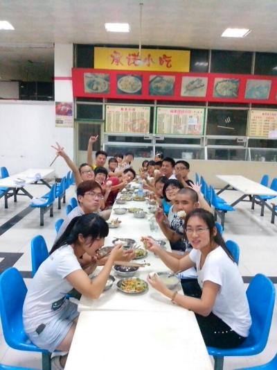 阳光灿烂的笑容，还有个别人的吃相