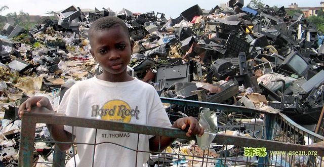 堆满了电子垃圾的非洲大陆.jpg