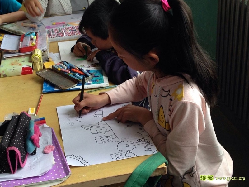 小学生在精心作画.jpg