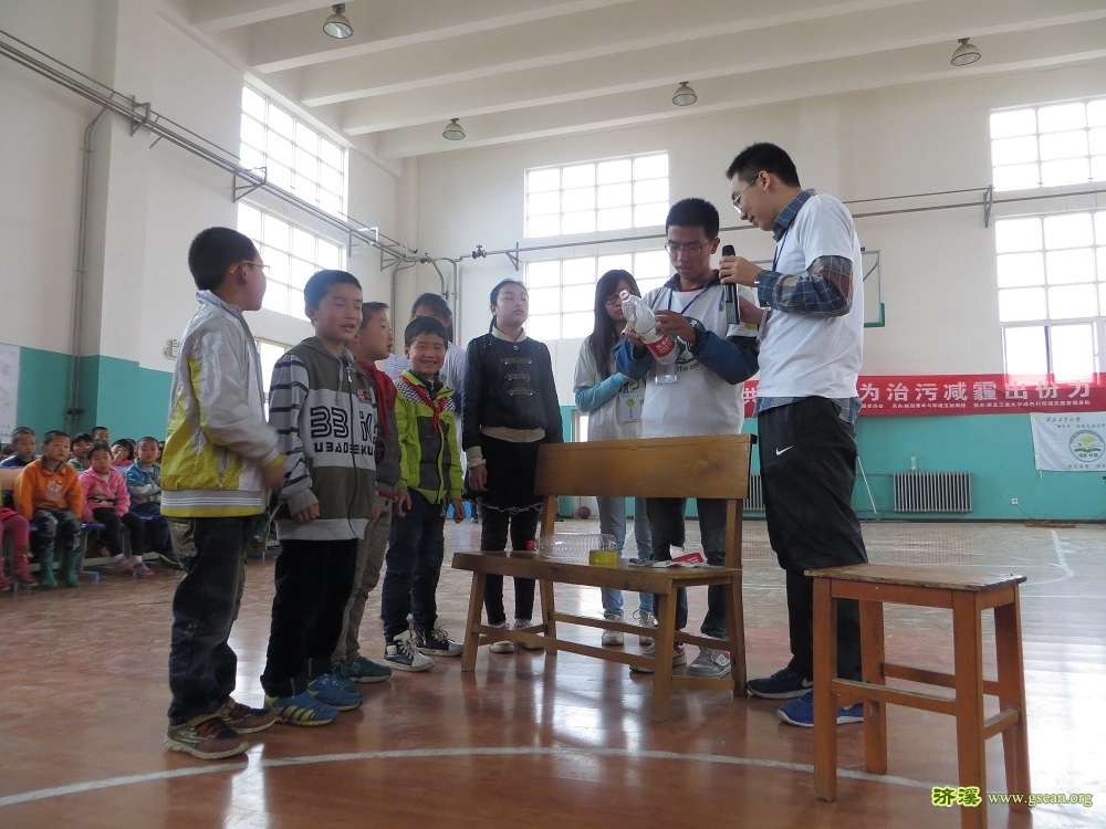 “我是蓝天小卫士”之“水火箭制作”.JPG