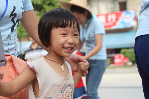 和当地孩子一起跳山诺之舞