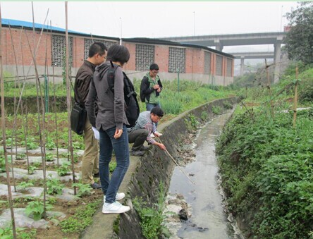 见习工程师与两江中心同事一起寻找污染源