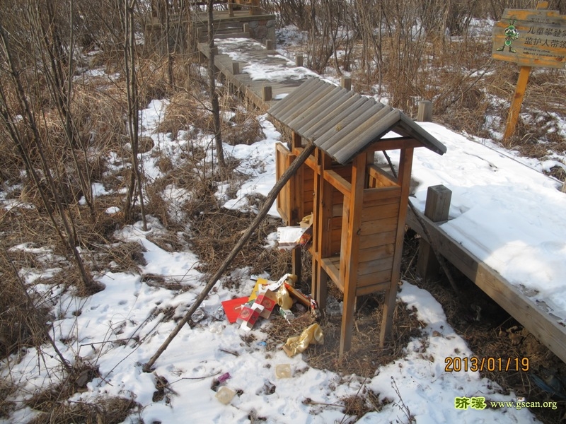 白河湿地生态文化公园里的垃圾箱没有清理的垃圾出来啦-白河湿地生态文化公园-宁佐梅-201301.JPG