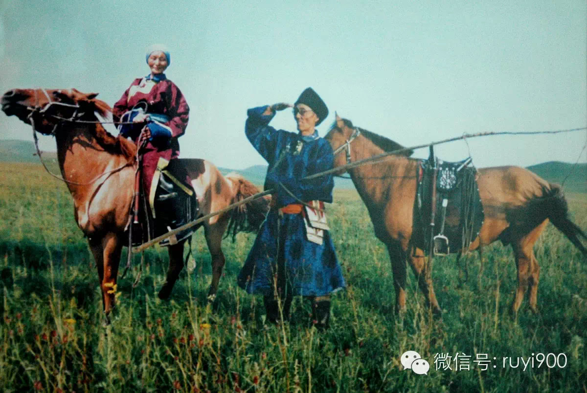 《狼图腾》中老队长原型老佳那当年英姿。（中立者为佳那，骑马者为佳那夫人。翻拍于佳那家中，原摄影作者不