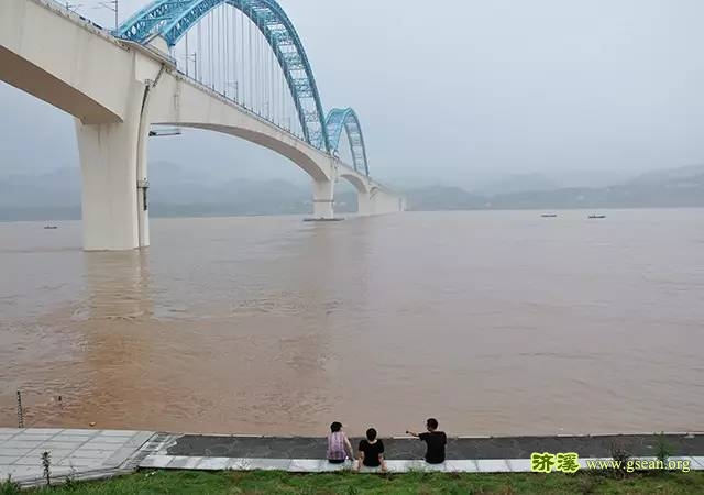 宜万铁路桥，对岸即为烟收坝.jpg