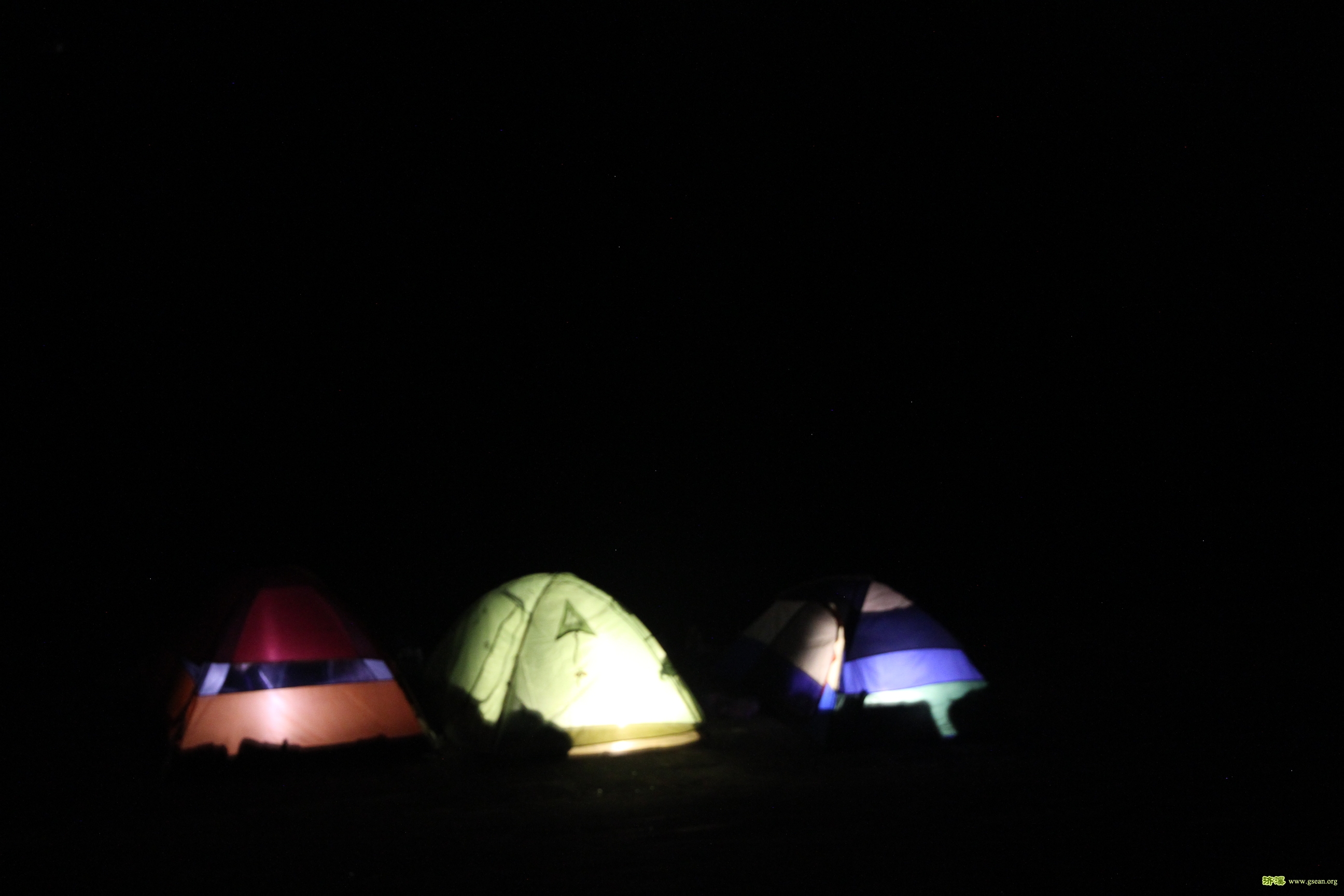 到得比较迟，安营扎寨，亮起灯的帐篷在冬夜里感觉很温暖。