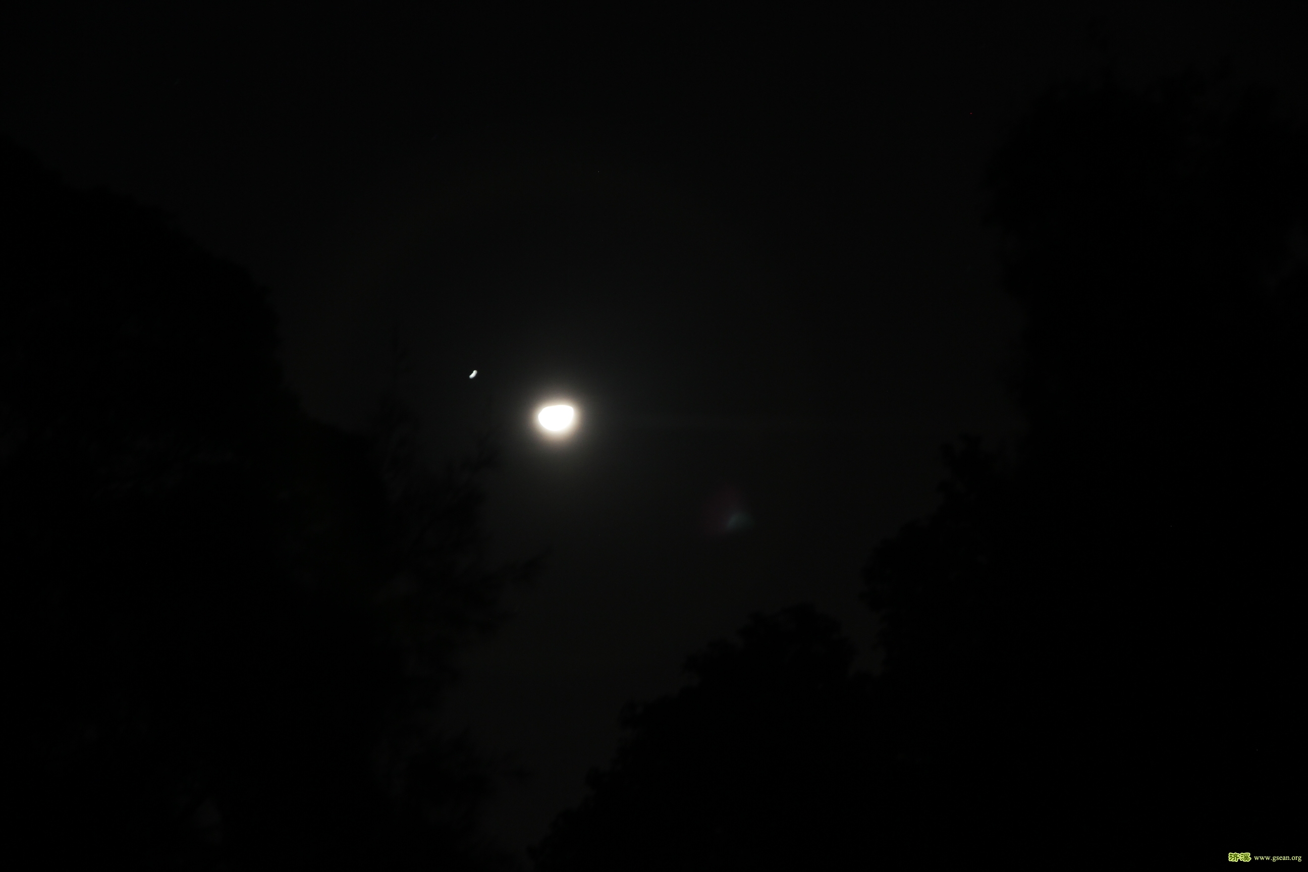 当天夜里的半月，通过望远镜看到环形山的影子，就像玻璃碗盛满了拉面，左上角还有一颗星星。老板，加点汤~