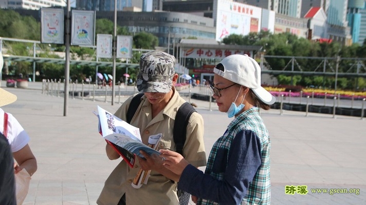 江西财经大学绿派社成员章思雨向西宁市民介绍湿地使者行动