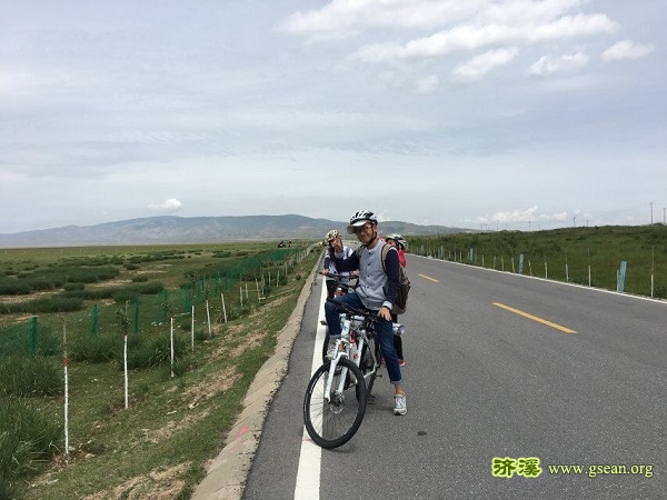 江西财经大学绿派社成员林子浩在骑行前往青海湖的路上