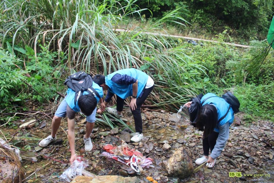 志愿者在清理河道