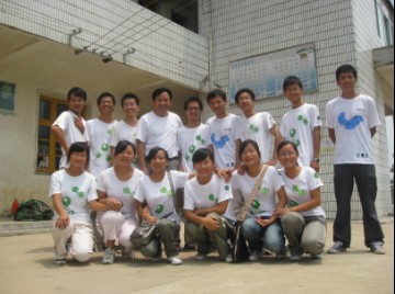 离别时和刘河小学校长的合影.jpg