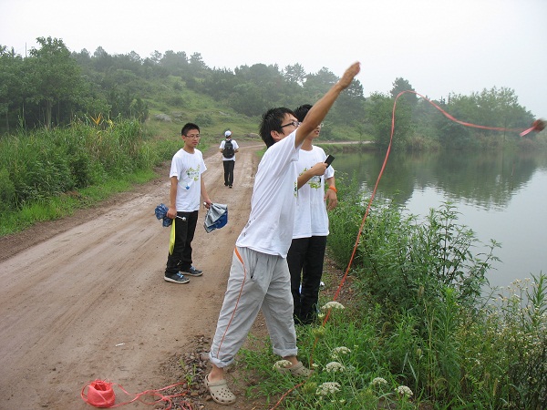 湿地使者在东路山脚进行第二次水质考察.JPG