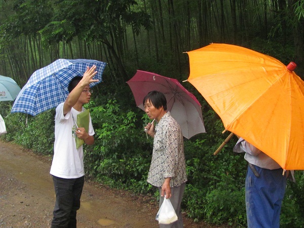 湿地使者向当地居民询问秦淮河分布情况.JPG