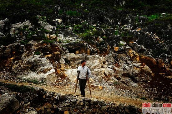 珠江源头贵州北盘江沿岸石漠化很严重，导致珠江流域生态恶劣.jpg