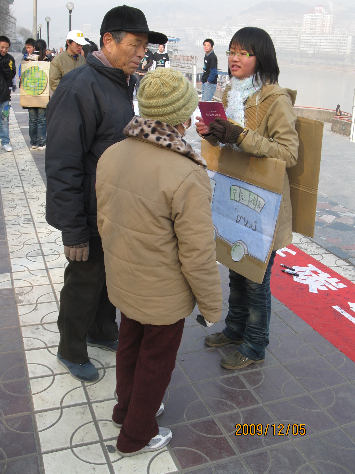 给市民介绍我们的活动.JPG