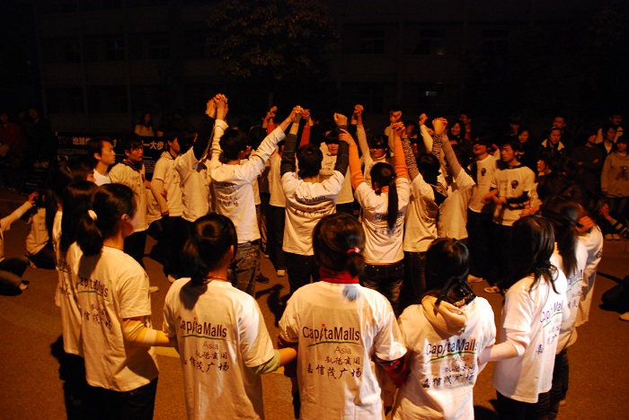 学生们围成同心圆，表示要同心协力拯救地球母亲.jpg