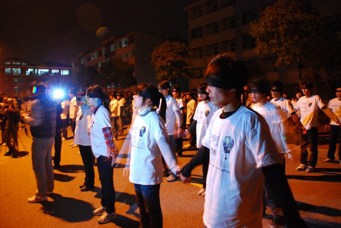 学生们手拉手，希望人类共同携手打造绿色地球.jpg