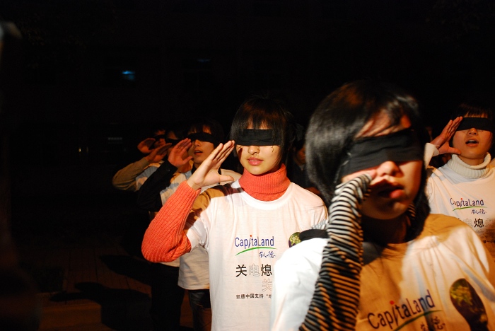 学生们做出饮水动作，希望人类珍惜水资源，节约用水.jpg